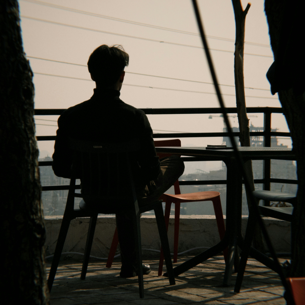 퇴근 후 혼자 앉아 있는 남성의 뒷모습, 하루의 긴장이 풀리는 순간