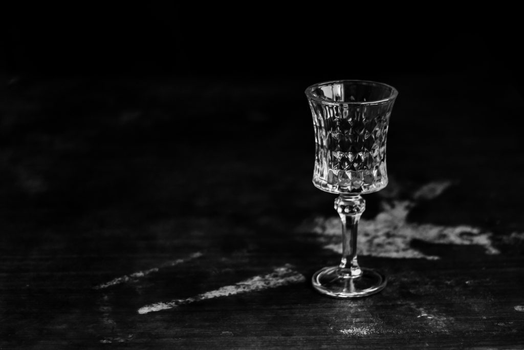 테이블 위의 빈 술잔