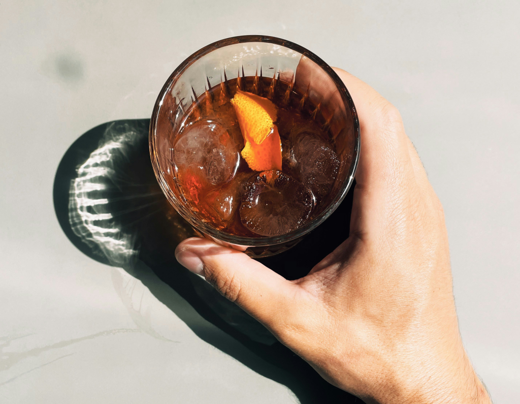 술잔을 들고있는 손