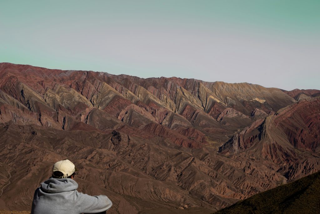 삶의 의미를 잃은 사람이 먼 산을 바라본다