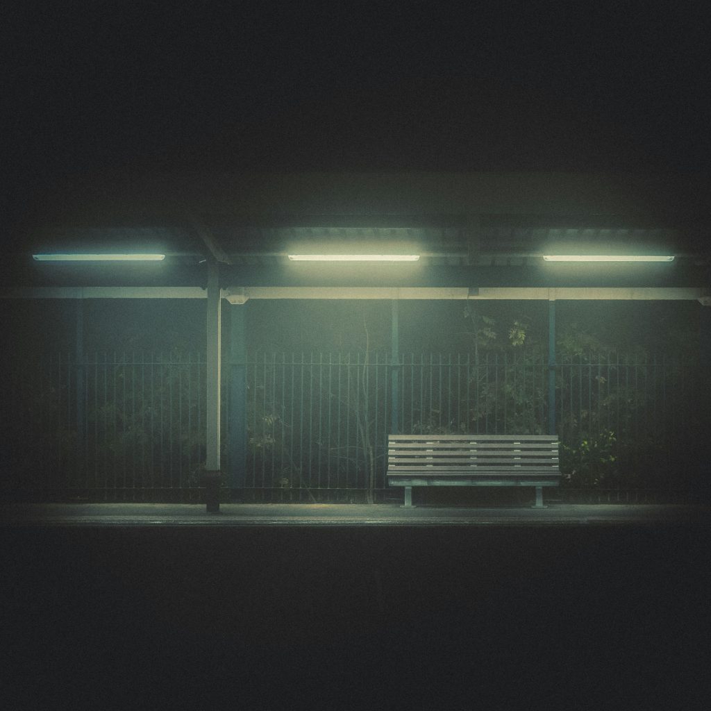 빈 플래폼의 고허함